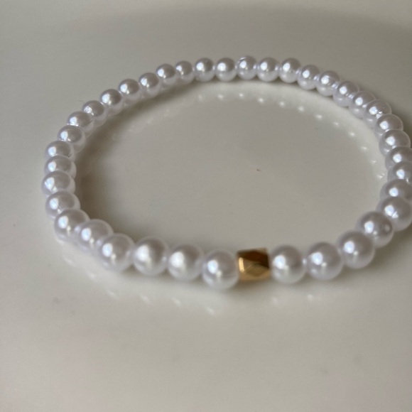 Elegant White Pearl Necklace with Gold Accent - Picture 9 of 12